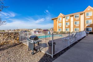 Bazén v ubytování Quality Inn & Suites West El Paso I-10 nebo v jeho okolí