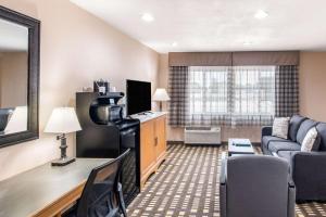 TV a/nebo společenská místnost v ubytování Quality Inn & Suites Plano East - Richardson