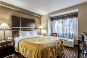 Postel nebo postele na pokoji v ubytování Quality Inn & Suites West El Paso I-10