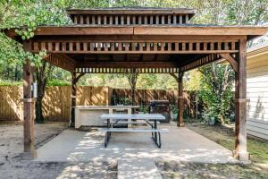 a wooden pavilion with a picnic table under it at Motel 6-Tyler, TX in Tyler