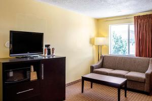 TV a/nebo společenská místnost v ubytování Rodeway Inn & Suites