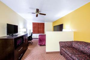 TV a/nebo společenská místnost v ubytování Rodeway Inn & Suites