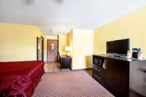 TV a/nebo společenská místnost v ubytování Rodeway Inn & Suites