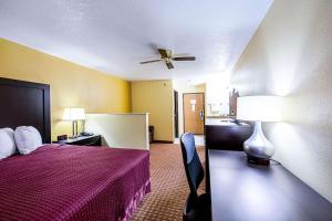 Postel nebo postele na pokoji v ubytování Rodeway Inn & Suites