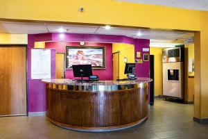 TV a/nebo společenská místnost v ubytování Rodeway Inn & Suites