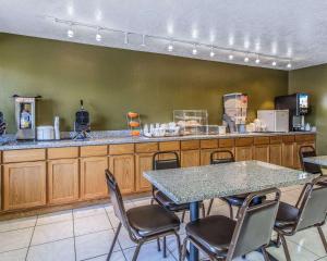 een keuken met een tafel en stoelen en een aanrecht bij Rodeway Inn Hurricane - Zion National Park Area in Hurricane