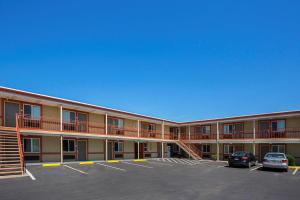 un grande edificio con auto parcheggiate in un parcheggio di Econo Lodge Hurricane Zion Park Area a Hurricane