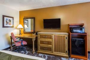 TV tai viihdekeskus majoituspaikassa Quality Inn Bryce Canyon