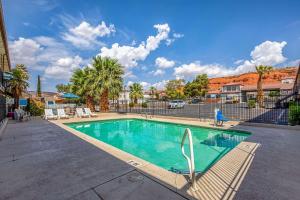 a swimming pool in the middle of a courtyard at Rodeway Inn St George North - Near Pioneer Park in St. George