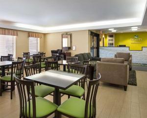 沙石鎮的住宿－里士滿機場品質酒店，餐厅设有桌椅和沙发。