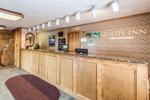 雪松城的住宿－Quality Inn Cedar City - University Area，一个带柜台的优质旅馆等候区