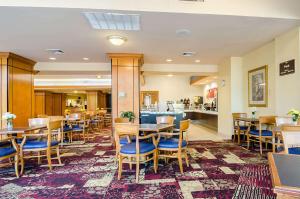 un comedor con mesas y sillas en un restaurante en Comfort Suites Innsbrook - Short Pump, en Broad Meadows