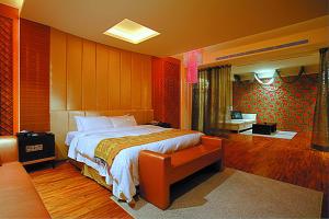 a bedroom with a large bed in a room at Hip Spa Motel in Wuri