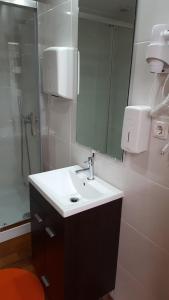 un baño con lavabo y espejo en Cool Guesthouse, en Oporto 60 fotos más