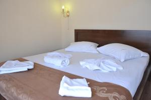 Tempat tidur dalam kamar di Ave Hotel Victoriei