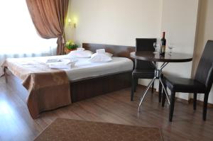 Ave Hotel Victoriei tesisinde bir odada yatak veya yataklar