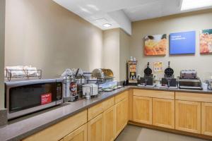 a kitchen with a counter with a microwave at Comfort Inn Chester - Richmond South in Chester