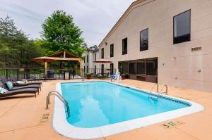 una piscina frente a un edificio en Quality Suites Altavista – Lynchburg South, en Altavista