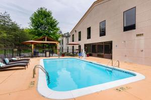 a swimming pool in front of a building at Quality Suites Altavista – Lynchburg South in Altavista