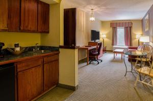 Kuchyňa alebo kuchynka v ubytovaní Quality Suites Altavista – Lynchburg South