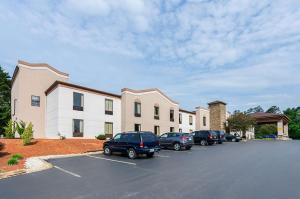 un edificio con coches estacionados en un estacionamiento en Quality Suites Altavista – Lynchburg South, en Altavista