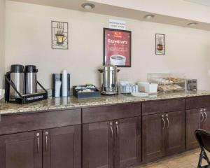 cocina con encimera y cafetera en Econo Lodge Virginia Beach Town Center, en Virginia Beach