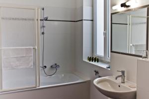 A bathroom at Sky Apartments Vienna 