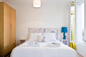 Een bed of bedden in een kamer bij Pick A Flat - Bastille / Charonne apartments