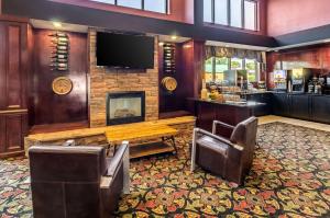 a lobby with a bar with a flat screen tv at Quality Inn & Suites in Abingdon