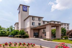 un hôtel avec un panneau sur le côté d'un bâtiment dans l'établissement Sleep Inn & Suites Harrisonburg near University, à Harrisonburg