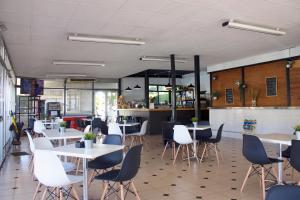 ベニカシムにあるCamping Tauroのテーブルと椅子が備わるレストラン