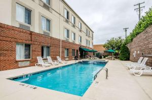 une piscine avec des chaises et un bâtiment dans l'établissement Sleep Inn & Suites Danville Hwy 58, à Danville