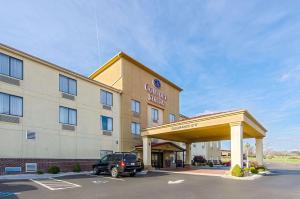 ウィズビルにあるComfort Suites Wytheville near Conference Centerの駐車場付きホテル