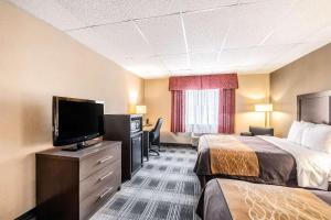 A television and/or entertainment centre at Comfort Inn Ballston