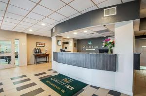 a lobby with a waiting area with a counter in a restaurant at Quality Inn near Potomac Mills in Woodbridge