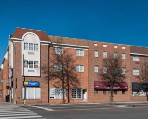 un gran edificio de ladrillo en la esquina de una calle en Comfort Inn Ballston, en Arlington