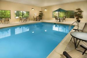 una piscina con agua azul en una habitación de hotel en Comfort Suites Dulles Airport, en Chantilly