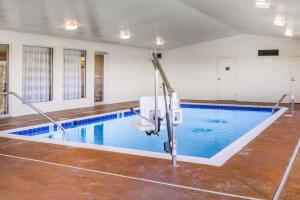 una gran piscina de agua azul en un edificio en Wingate by Wyndham Dublin Near Claytor Lake State Park, en Dublin