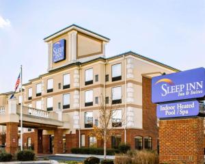 un bâtiment d'hôtel avec un panneau devant lui dans l'établissement Sleep Inn & Suites Virginia Horse Center, à Lexington