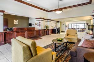 - un salon avec un canapé, des chaises et une table dans l'établissement Sleep Inn & Suites Danville Hwy 58, à Danville