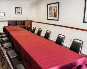 een vergaderzaal met een lange tafel en stoelen bij Sleep Inn & Suites Virginia Horse Center in Lexington