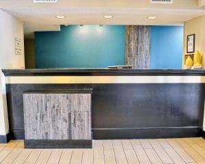 a bar in a hotel lobby with at Quality Inn Thornburg in Thornburg +34 photos