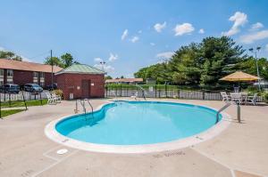 une grande piscine dans un parking dans l'établissement Quality Inn near Potomac Mills, à Woodbridge