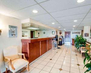 a lobby of a hospital with chairs and a counter at Quality Inn Christiansburg - Blacksburg in Christiansburg +36 photos