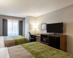 アッシュランドにあるQuality Inn & Suites Ashland near Kings Dominionのベッド2台、薄型テレビが備わるホテルルームです。
