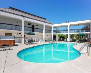 a large swimming pool in front of a building at Quality Inn Christiansburg - Blacksburg in Christiansburg