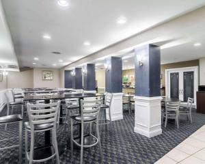 um bar com cadeiras e mesas num restaurante em Rodeway Inn & Suites Williamsburg Central em Williamsburg