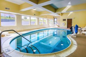 a large swimming pool in a hotel room at Comfort Suites in Wytheville