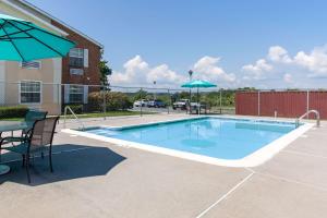 Swimming pool sa o malapit sa Quality Inn Stephens City-Winchester South