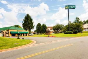 a street sign on the side of a road at Quality Inn in Culpeper